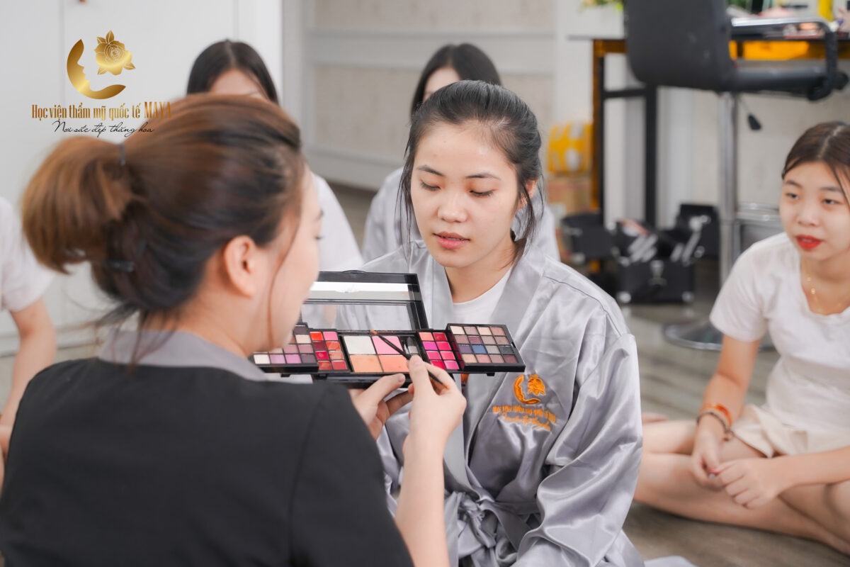 KHÓA HỌC MAKE UP – DẠY NGHỀ TRANG ĐIỂM CHUYÊN NGHIỆP 